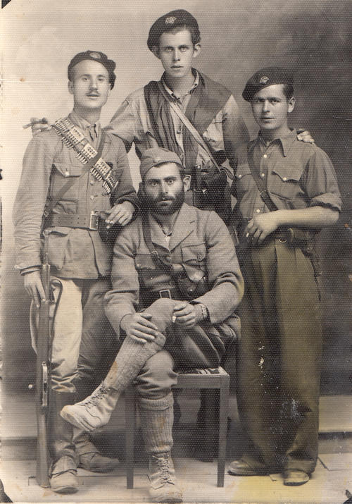 Αντάρτες του Ελληνικού Λαϊκού Απελευθερωτικού Στρατού (ΕΛΑΣ) από την περιοχή της Μεσσηνίας τον Σεπτέμβριο του 1944. Συλλογή Ιάσονα Χανδρινού. 