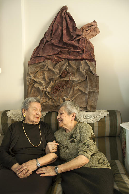Οι αδελφές Χρυσούλα Ελιασάφ και Φορτυνέ Γκανή από τα Ιωάννινα. Εκτοπίστηκαν στο Άουσβιτς. Φωτογραφικό πρότζεκτ: Άρτεμις Αλκαλάη. 