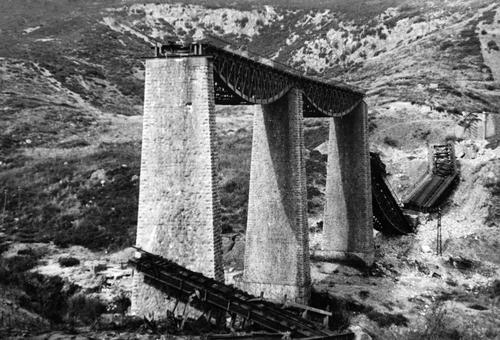 Η σιδηροδρομική γέφυρα του Γοργοποτάμου ανατιναγμένη από τους Γερμανούς κατά την αποχώρησή τους, Οκτώβριος 1944. Προσωπική συλλογή Γεωργίου Χανδρινού