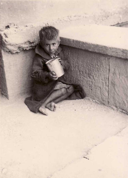 Hungerndes Kind in Athen, 1942. Private Sammlung Georgios Chandrinos 