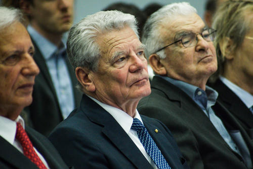 Bundespräsident a.D. Gauck im Publikum bei der Vorstellung des Interview-Archivs "Erinnerungen an die Okkupation in Griechenland", 23.4.2018