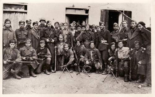 Partisanen des 42. Regiments der Griechischen Volksbefreiungsarmee (ELAS) im Sommer 1944 in Sterea Ellada. Private Sammlung Iassonas Chandrinos 