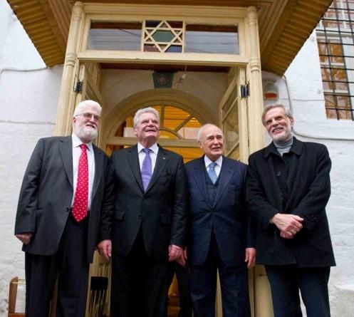 (v. L.) Professor Moisis Elisaf, der damalige Bundespräsident Joachim Gauck, Ex-Präsident der Hellenischen Republik Karolos Papoulias und Professor Hagen Fleischer, Synagoge Ioannina, 2014.