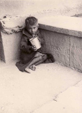 Πεινασμένο παιδί στους δρόμους της Αθήνας. Προσωπική συλλογή Γεώργιου Χανδρινού