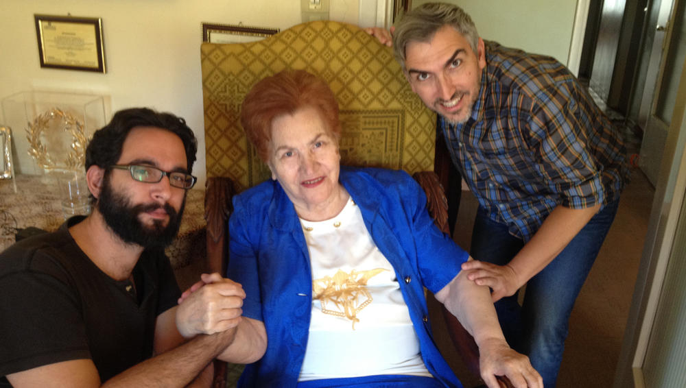 Giota Konstantopoulou, survivor of the massacre of Kalavryta, with her interviewer (l.) and her son (r.)