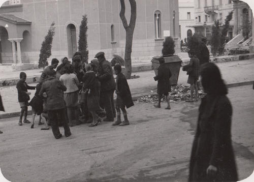 Athener durchsuchen die Mülltonnen nach Essen. Private Sammlung Iassonas Chandrinos 