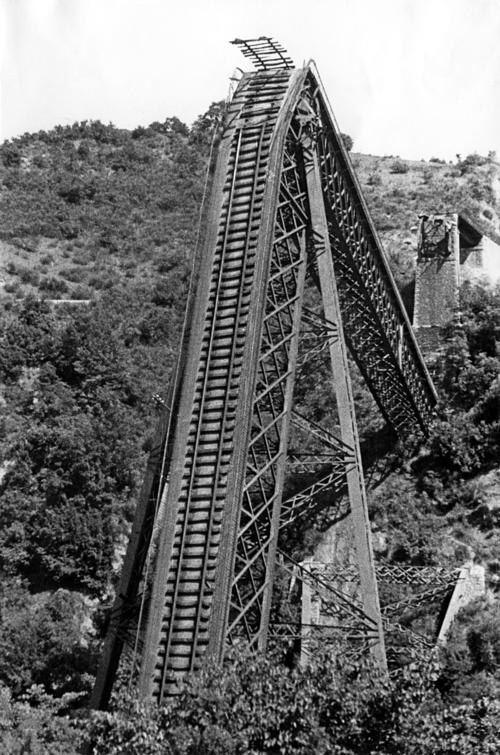 Η κατεστραμμένη σιδηροδρομική γέφυρα της Παπαδιάς, 1941. Προσωπική συλλογή Γεωργίου Χανδρινού