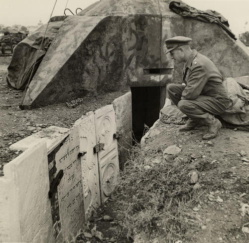 Ein britischer Soldat betrachtet die zerstörten Grabsteine auf dem Jüdischen Friedhof von Thessaloniki. United States Holocaust Memorial Museum Photo Archives