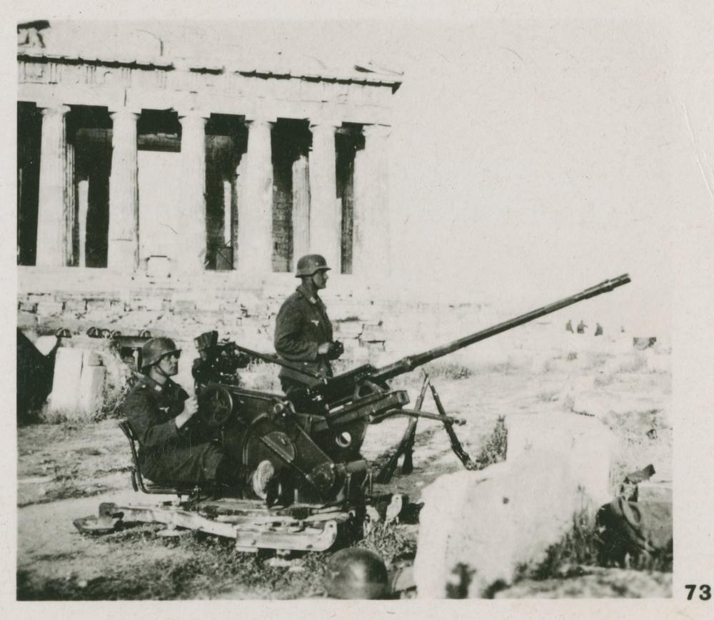 Soldaten der Luftwaffe mit Flak in Acropolis, Athen, April 1941. United States Holocaust Memorial Museum Photo Archives 